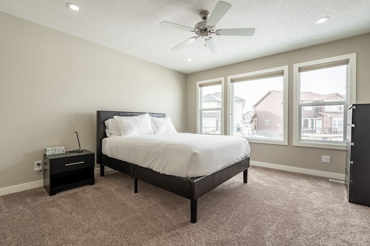 主卧室自然采光充足。