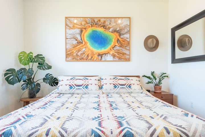Quaint East Side Jungle Abode! - Austin, TX