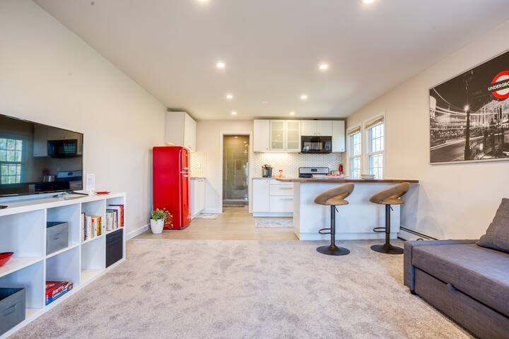 Hillside Hideaway - Large private guest suite