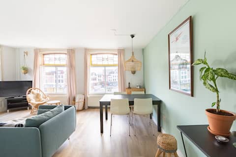 Canalhouse apartment in the center of Leiden