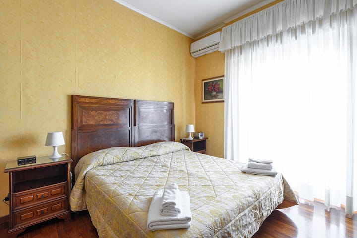 Წყვილებისთვის განკუთვნილი საწოლი, ორი სტუმარი.