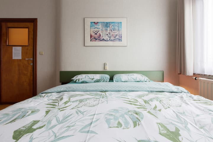 Gemütliches Hauptschlafzimmer mit Bad. - Airbnb