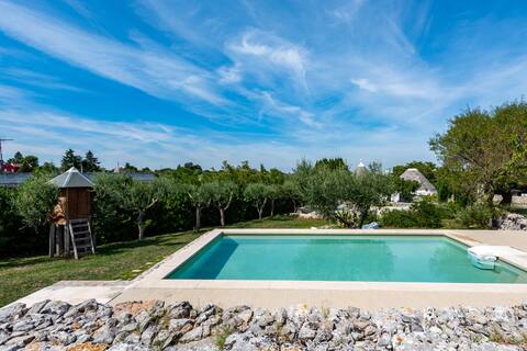 Trulli-Mestandrea on the hillside, exclusive use of the pool