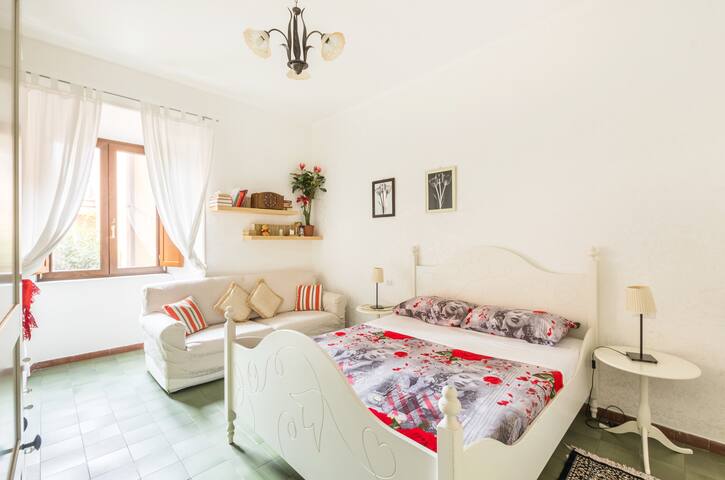 pettinari: large bright apt. 3 bdr. gallery image 4