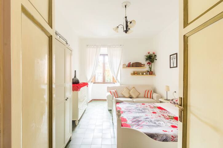 pettinari: large bright apt. 3 bdr. gallery image 5