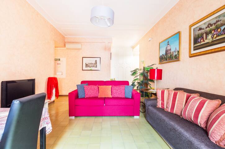 pettinari: large bright apt. 3 bdr. gallery image 2