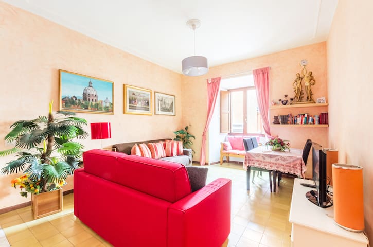 pettinari: large bright apt. 3 bdr.