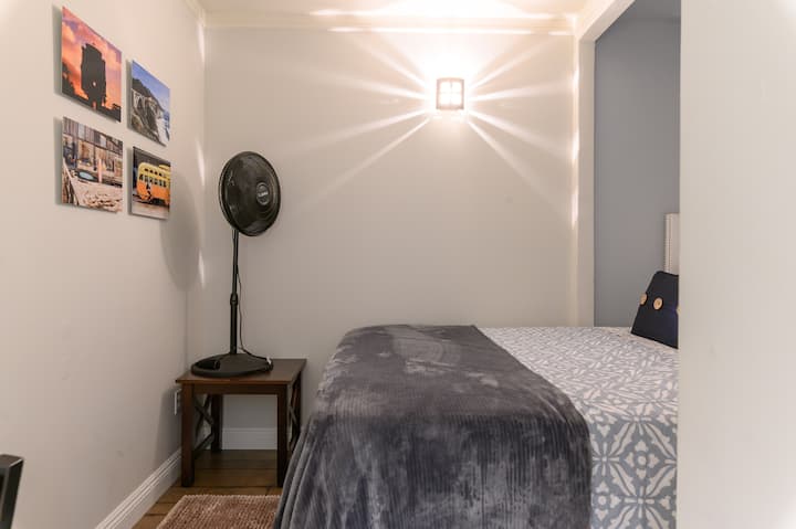 Segundo dormitorio con colchón tamaño queen de espuma viscoelástica de 12 pulgadas