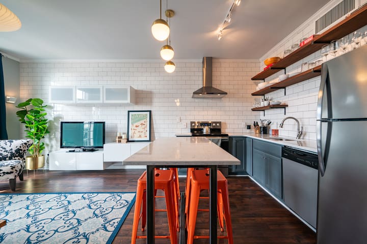 Stylish River View Heart of Downtown Free Parking!