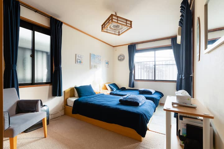 2階ゲストルーム。シングルベッド2台。クローゼットに追加の布団1枚。エアコン