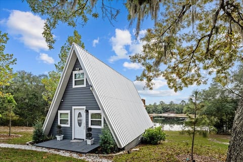 Hot Tub~Lakefront~2 Fire Pits~Pedal Boat~Fishing