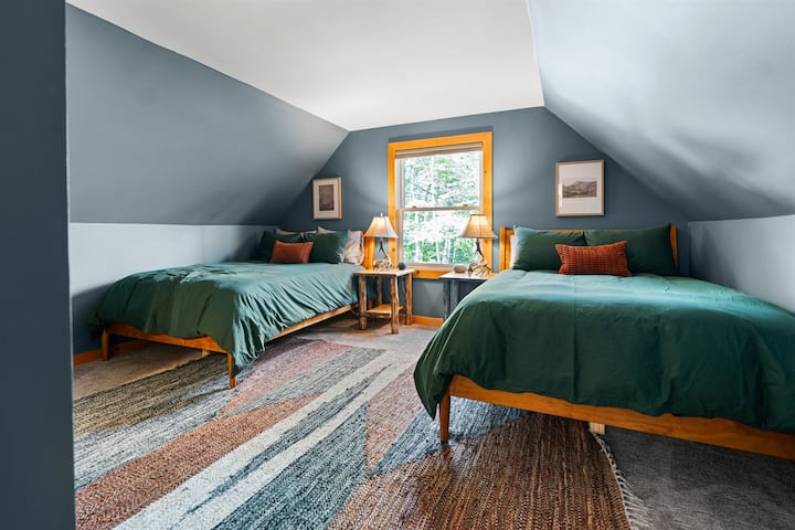 Два полни кревета во спалната соба на горниот кат