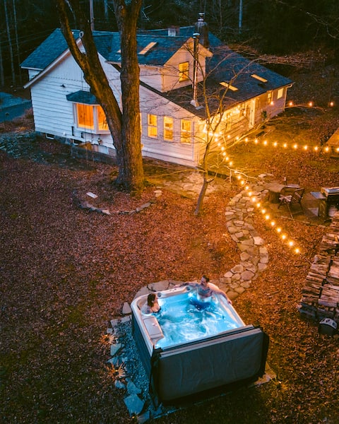 Sauna & Hot Tub Creekfront Oasis · Hikers Hollow