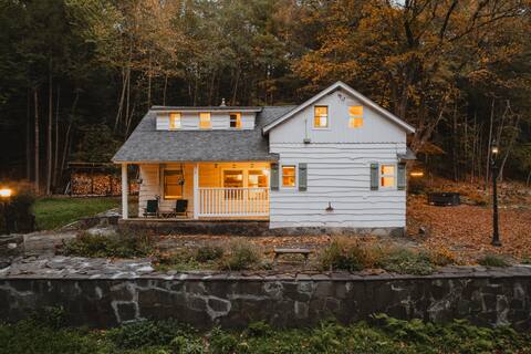 Sauna & Hot Tub Creekfront Oasis · Hikers Hollow
