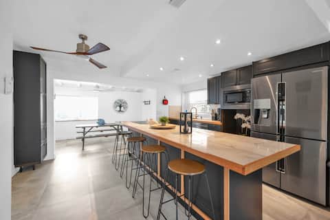 Top Airbnb: Biscayne Shore-Stylish 3BR Tropical Family Retreat in Miami Shores