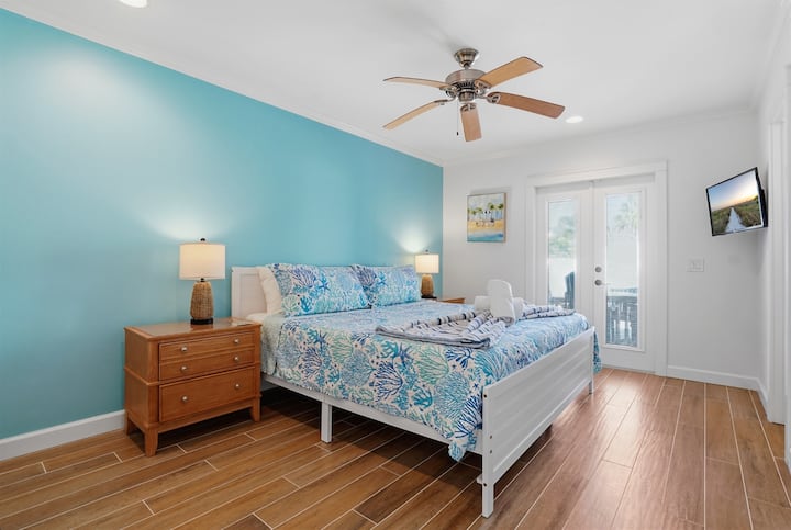 ห้องนอนคิงไซส์หลักพร้อมห้องน้ำในตัว