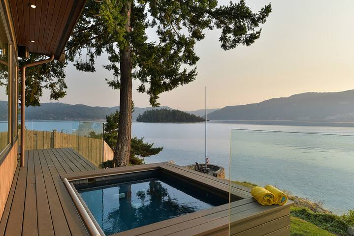 Island Luxury Oceanside Estate gallery image 2