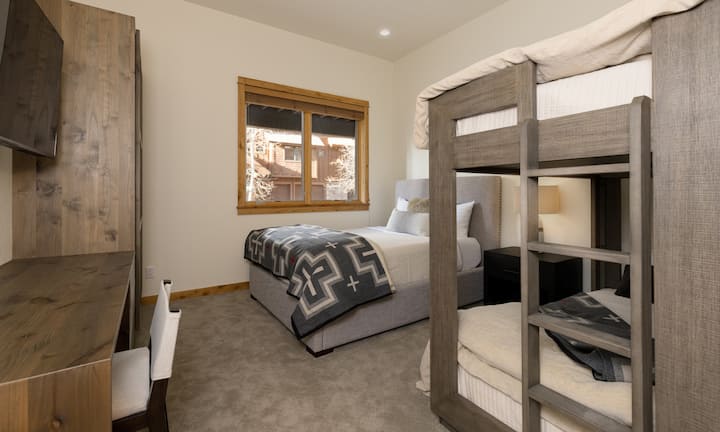 Black Eagle Vista | Den bedroom