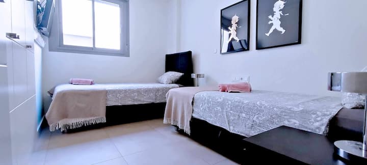 เตียงเดี่ยวที่สะดวกสบาย 2 เตียงเหมาะสำหรับเตียงขนาดใหญ่และขนาดเล็ก