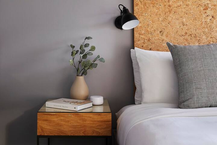 Kasa Lantern LES | Penthouse w/ Kitchen & Balcony gallery image 3