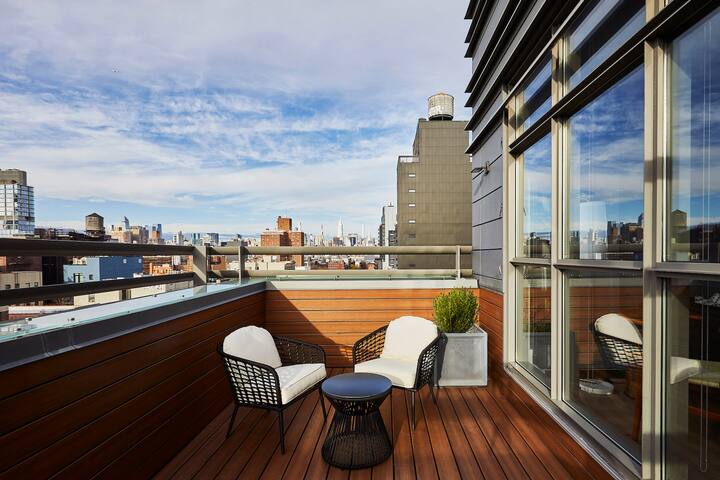 Kasa Lantern LES | Penthouse w/ Kitchen & Balcony gallery image 2