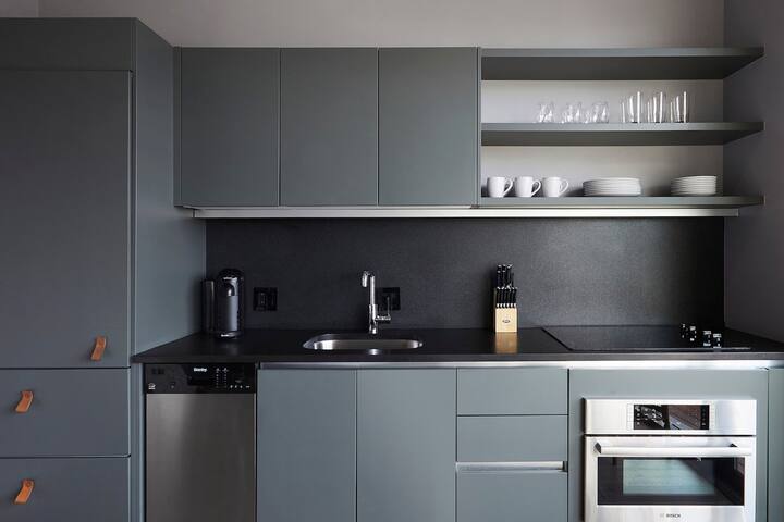 Kasa Lantern LES | Penthouse w/ Kitchen & Balcony gallery image 5