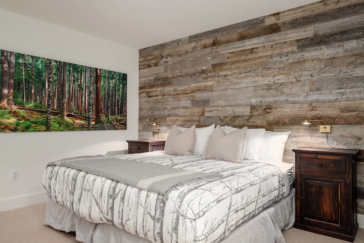 Táto pokojná primárna suita ponúka luxusnú posteľ veľkosti king a dostatok priestoru na oddych a dobitie energie.