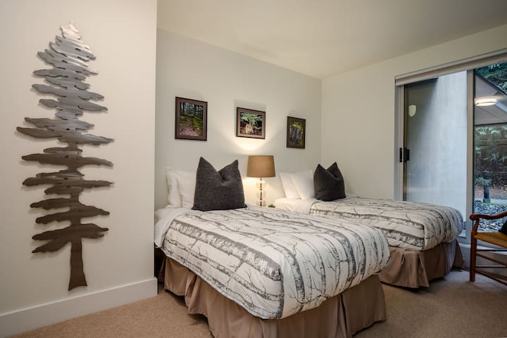 Druhá spálňa má dve pohodlné samostatné postele, ideálne pre deti alebo priateľov, ktorí cestujú spolu.