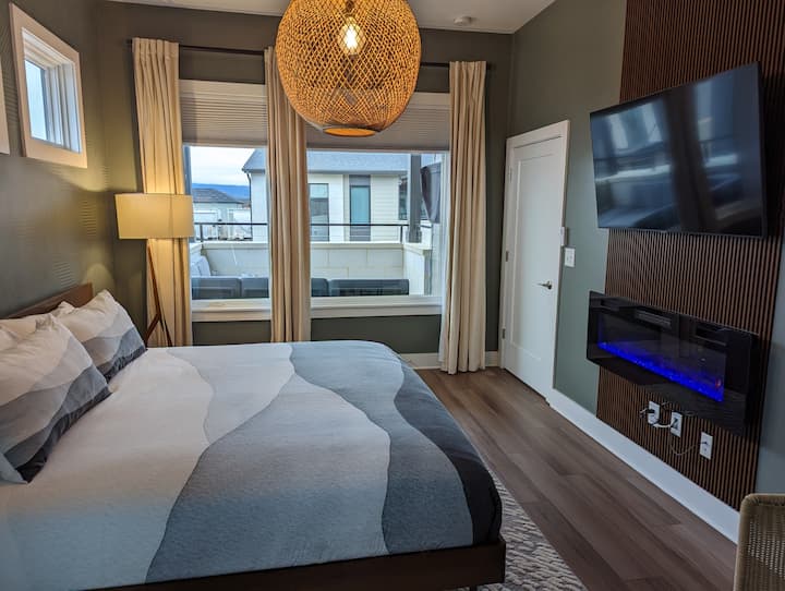 Събудете се освежени в спокойната родителска спалня, която може да се похвали с естествена светлина, удобно двойно легло и топлината на модерна електрическа камина с многоцветна светлина. 