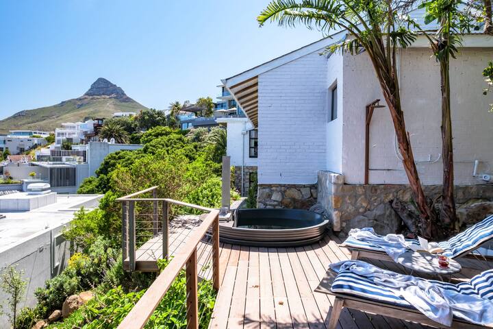 Luxurious Camps Bay Retreat w Sea Views Rock Resid gallery image 4