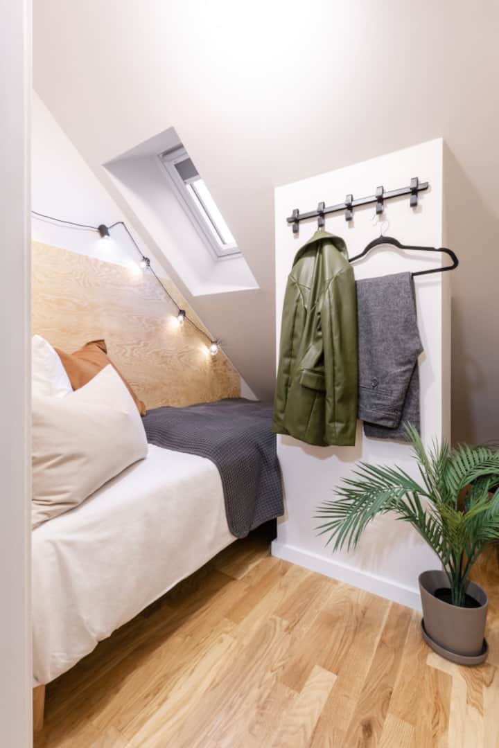 Спална соба на горниот кат со 2 единечни кревета