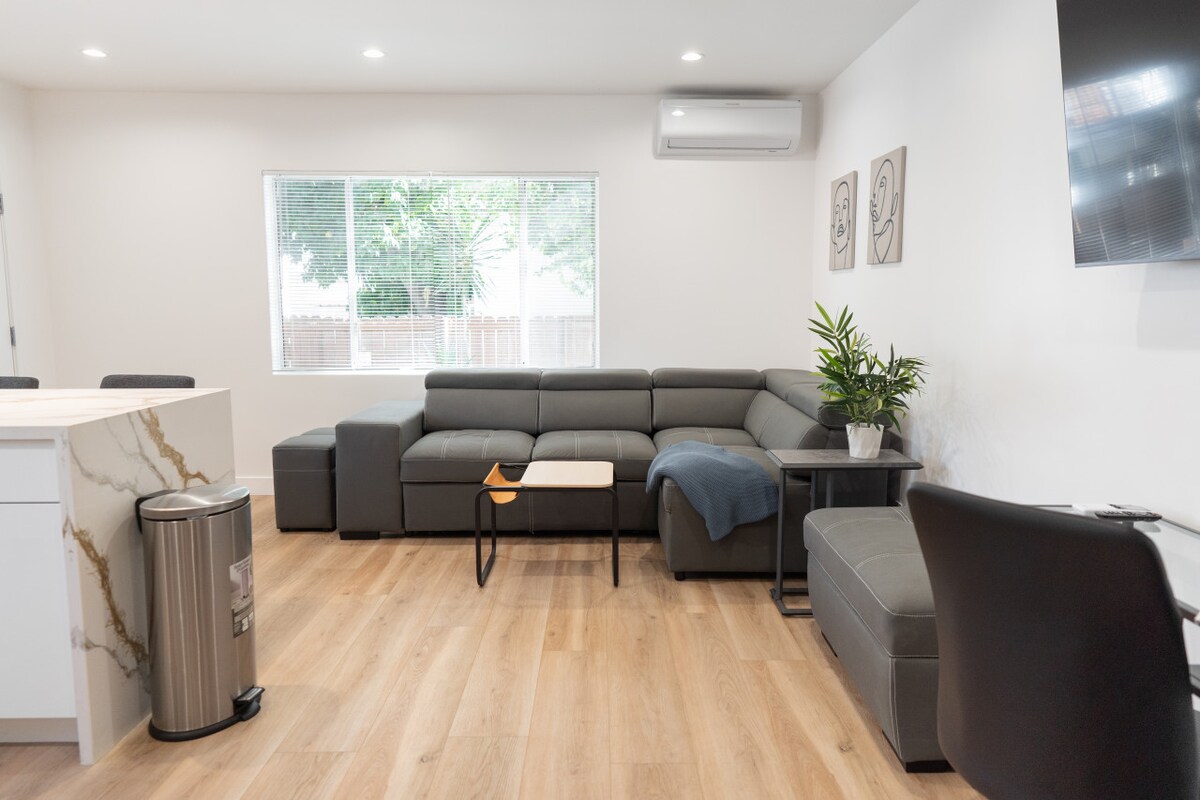 客厅--在这里查看房源的3D虚拟之旅： http://tinyurl.com/2zcdfsvb