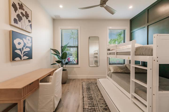 Chambre 3, lits superposés doubles, lit gigogne double, table de bureau