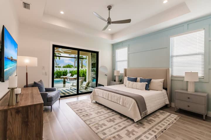 Chambre principale, télévision, salle de bain principale attenante, lit King Size