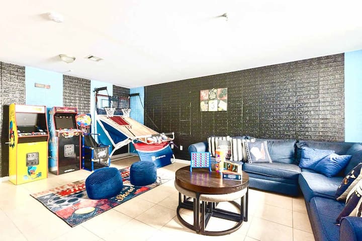 6BR 5BA Home Near EWR & NYC • Sleeps 16 • Parking