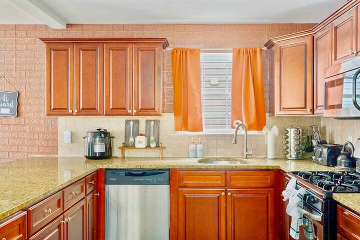 Two Apartments, One Great Stay at Newark Gem gallery image 4