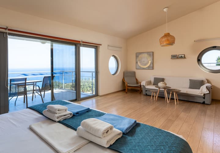 El primer dormitorio cuenta con un balcón privado con impresionantes vistas, que ofrece un espacio sereno y cómodo para relajarse y descansar.