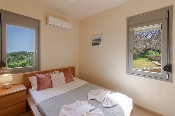 Segundo dormitorio en la planta baja con una cómoda cama doble, que ofrece un espacio acogedor y tranquilo.