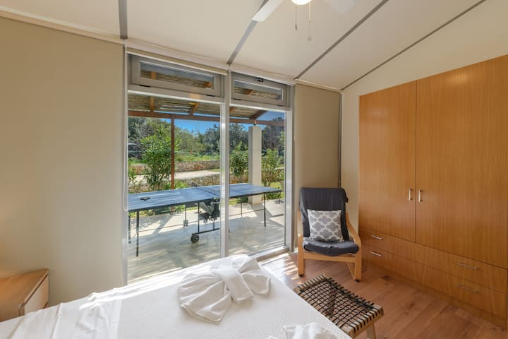 Primer dormitorio en la planta baja con una cama doble, que proporciona un espacio cómodo y relajante para descansar.