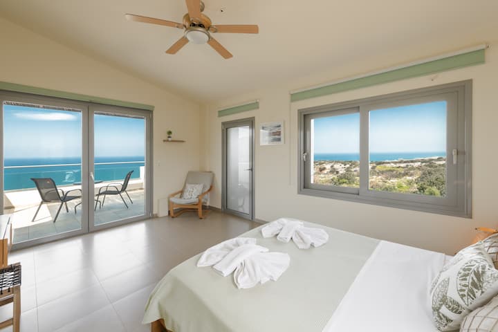 Segundo dormitorio en el primer piso con una cama doble, balcón privado y hermosas vistas, proporcionando un refugio cómodo y sereno.