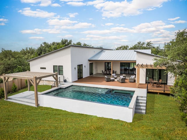 Cliffside Retreat. New resort style pool!