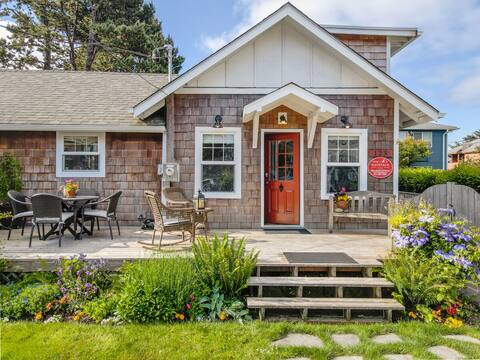 Steps To Beach & Downtown, Cozy Designer Cottage