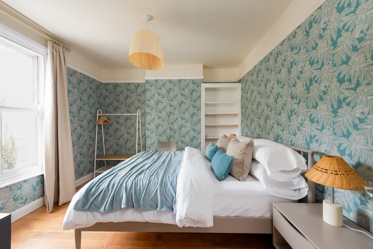 الجدران مزينة بلون أزرق ناعم، مما يستحضر إحساسًا بالهدوء والسكينة