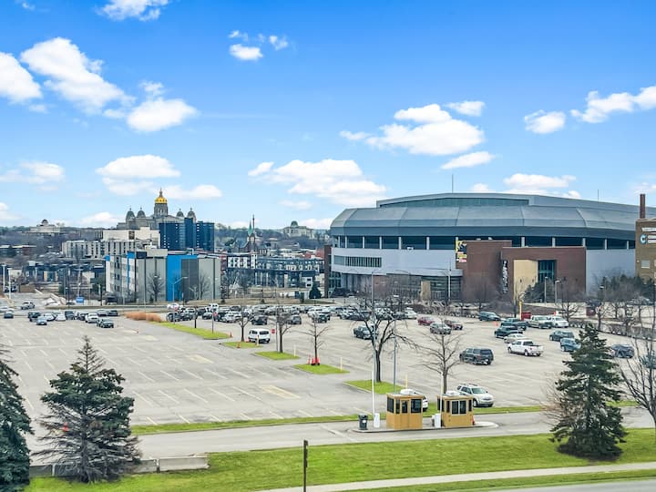 Walk To Caseys Center | Quiet Downtown Stay - Des Moines, IA