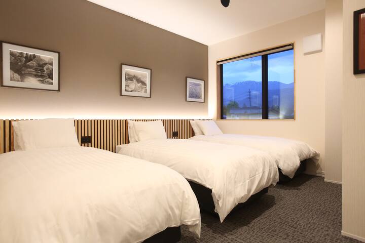 Slaapkamer 2 is voorzien van 3 eenpersoonsbedden, ingebouwde badjas ad ensuite.