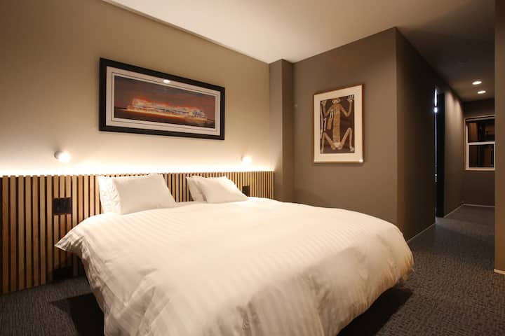 Master slaapkamer queensize bed.