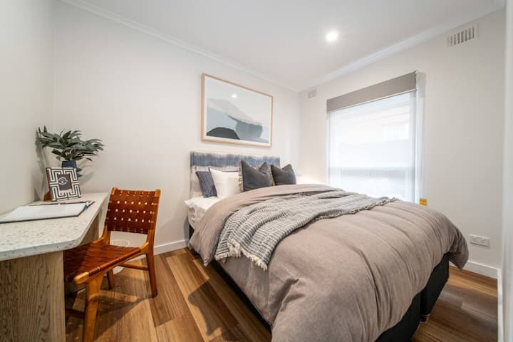 Oddýchnite si v druhej spálni s manželskou posteľou a vyhradeným pracovným priestorom, kde sa môžete sústrediť, keď je to potrebné.