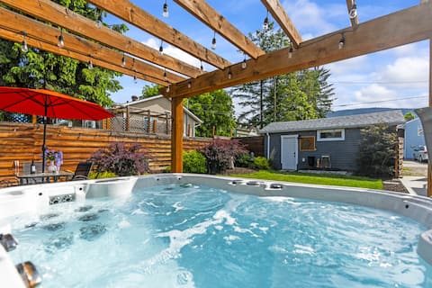 Heritage Home, Sleeps 8, Hot Tub, Near Downtown