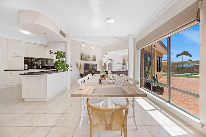 Your Sunny Pool & Ocean Escape gallery image 4