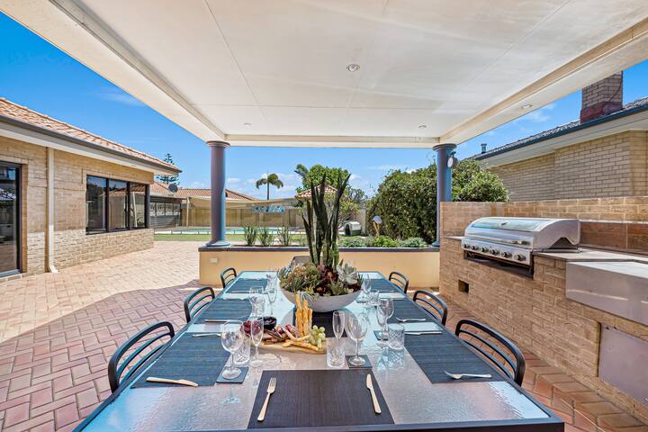 Your Sunny Pool & Ocean Escape